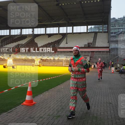 07.12.2025 - St. Pauli X-Mass-Run No. 15 Fabian Wolf http://msf.ph/oto/9370341 07.12.2025 10:02:13 Ziel 1934, 2472, 2923, 3944 meine-sportfotos.de