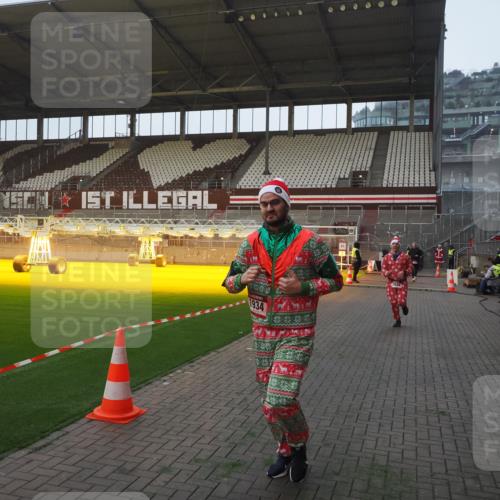 07.12.2025 - St. Pauli X-Mass-Run No. 15 Fabian Wolf http://msf.ph/oto/9370342 07.12.2025 10:02:13 Ziel 1934, 2472, 2923, 3944 meine-sportfotos.de