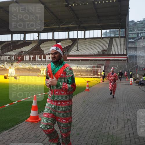07.12.2025 - St. Pauli X-Mass-Run No. 15 Fabian Wolf http://msf.ph/oto/9370344 07.12.2025 10:02:13 Ziel 1934, 2472, 2923, 3944 meine-sportfotos.de