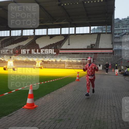 07.12.2025 - St. Pauli X-Mass-Run No. 15 Fabian Wolf http://msf.ph/oto/9370346 07.12.2025 10:02:14 Ziel 1934, 2472, 2923, 3944 meine-sportfotos.de