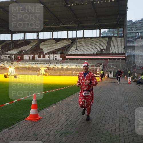 07.12.2025 - St. Pauli X-Mass-Run No. 15 Fabian Wolf http://msf.ph/oto/9370349 07.12.2025 10:02:15 Ziel 1934, 2472, 2923, 3944 meine-sportfotos.de