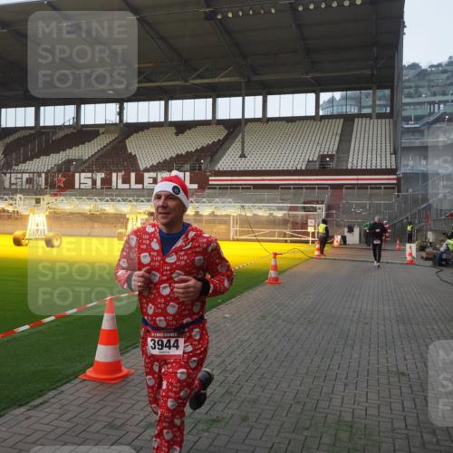 07.12.2025 - St. Pauli X-Mass-Run No. 15 Fabian Wolf http://msf.ph/oto/9370352 07.12.2025 10:02:15 Ziel 1934, 2472, 2923, 3944 meine-sportfotos.de