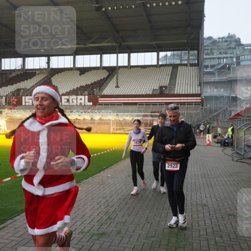07.12.2025 - St. Pauli X-Mass-Run No. 15 Fabian Wolf http://msf.ph/oto/9370363 07.12.2025 10:02:26 Ziel 63, 304, 1105, 1828, 1829, 1934, 2604, 2923, 3944 meine-sportfotos.de