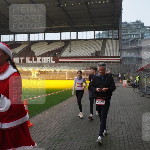 07.12.2025 - St. Pauli X-Mass-Run No. 15 Fabian Wolf http://msf.ph/oto/9370364 07.12.2025 10:02:27 Ziel 63, 304, 1105, 1828, 1829, 2604, 2923, 3944 meine-sportfotos.de