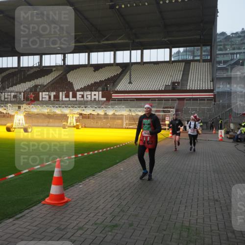 07.12.2025 - St. Pauli X-Mass-Run No. 15 Fabian Wolf http://msf.ph/oto/9370388 07.12.2025 10:02:34 Ziel 63, 304, 1105, 1828, 1829, 2510, 2514, 2604, 2908 meine-sportfotos.de