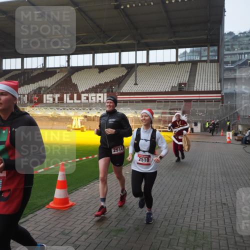 07.12.2025 - St. Pauli X-Mass-Run No. 15 Fabian Wolf http://msf.ph/oto/9370402 07.12.2025 10:02:37 Ziel 63, 304, 1105, 1828, 1829, 2510, 2514, 2604, 2908 meine-sportfotos.de