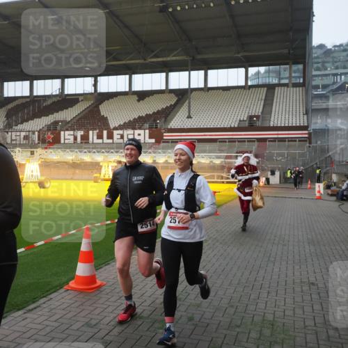 07.12.2025 - St. Pauli X-Mass-Run No. 15 Fabian Wolf http://msf.ph/oto/9370403 07.12.2025 10:02:37 Ziel 63, 304, 1105, 1828, 1829, 2510, 2514, 2604, 2908 meine-sportfotos.de