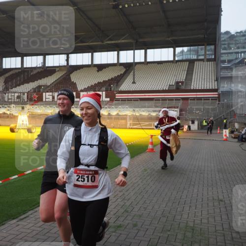07.12.2025 - St. Pauli X-Mass-Run No. 15 Fabian Wolf http://msf.ph/oto/9370405 07.12.2025 10:02:38 Ziel 1105, 1828, 1829, 2510, 2514, 2604, 2781, 2908 meine-sportfotos.de