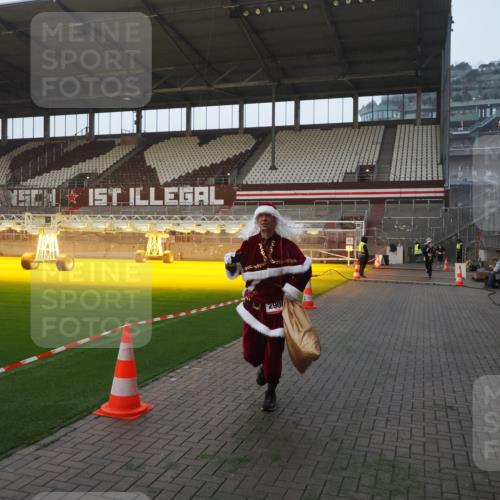 07.12.2025 - St. Pauli X-Mass-Run No. 15 Fabian Wolf http://msf.ph/oto/9370410 07.12.2025 10:02:39 Ziel 1105, 1828, 1829, 2510, 2514, 2604, 2780, 2781, 2908 meine-sportfotos.de