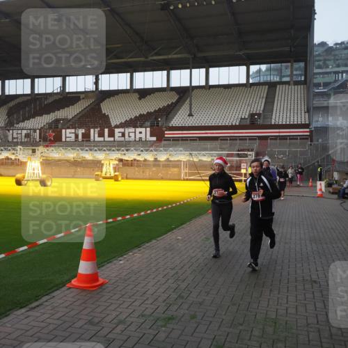 07.12.2025 - St. Pauli X-Mass-Run No. 15 Fabian Wolf http://msf.ph/oto/9370414 07.12.2025 10:02:45 Ziel 1105, 2510, 2514, 2780, 2781, 2908, 3518, 3892 meine-sportfotos.de