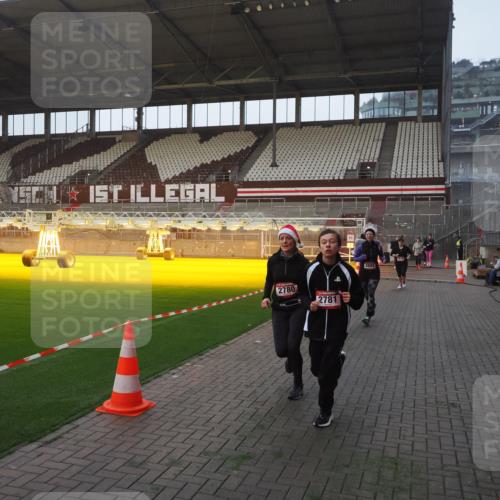 07.12.2025 - St. Pauli X-Mass-Run No. 15 Fabian Wolf http://msf.ph/oto/9370416 07.12.2025 10:02:45 Ziel 1105, 2510, 2514, 2780, 2781, 2908, 3518, 3892 meine-sportfotos.de
