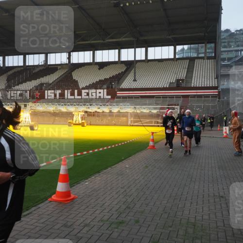 07.12.2025 - St. Pauli X-Mass-Run No. 15 Fabian Wolf http://msf.ph/oto/9370449 07.12.2025 10:02:57 Ziel 442, 443, 885, 918, 936, 943, 1314, 2505, 2780, 2781, 3284, 3417, 3518, 3892 meine-sportfotos.de