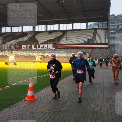 07.12.2025 - St. Pauli X-Mass-Run No. 15 Fabian Wolf http://msf.ph/oto/9370454 07.12.2025 10:02:59 Ziel 177, 442, 443, 885, 918, 936, 943, 956, 1314, 2505, 2780, 3284, 3417, 3518, 3892 meine-sportfotos.de