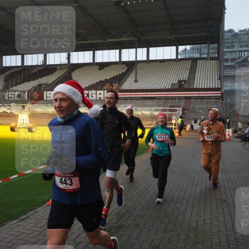 07.12.2025 - St. Pauli X-Mass-Run No. 15 Fabian Wolf http://msf.ph/oto/9370459 07.12.2025 10:03:00 Ziel 177, 442, 443, 885, 918, 936, 943, 956, 1314, 2505, 3284, 3417, 3518, 3892 meine-sportfotos.de