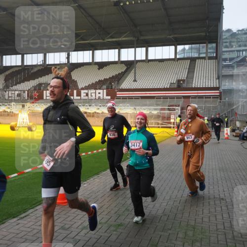 07.12.2025 - St. Pauli X-Mass-Run No. 15 Fabian Wolf http://msf.ph/oto/9370461 07.12.2025 10:03:00 Ziel 177, 442, 443, 885, 918, 936, 943, 956, 1314, 2505, 3284, 3417, 3518, 3892 meine-sportfotos.de