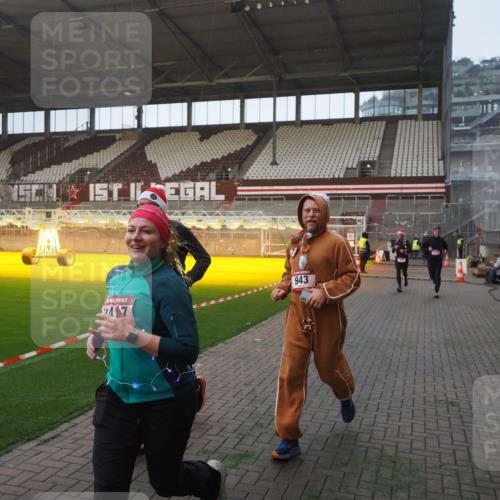 07.12.2025 - St. Pauli X-Mass-Run No. 15 Fabian Wolf http://msf.ph/oto/9370464 07.12.2025 10:03:01 Ziel 177, 442, 443, 885, 918, 936, 943, 956, 1314, 2505, 3284, 3417, 3518 meine-sportfotos.de