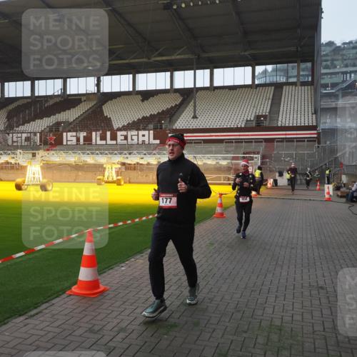 07.12.2025 - St. Pauli X-Mass-Run No. 15 Fabian Wolf http://msf.ph/oto/9370472 07.12.2025 10:03:04 Ziel 177, 442, 443, 885, 918, 936, 943, 956, 1118, 1314, 2505, 3284, 3417 meine-sportfotos.de