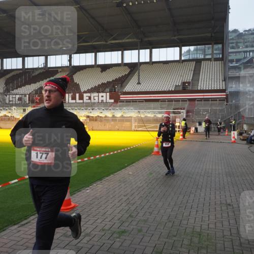 07.12.2025 - St. Pauli X-Mass-Run No. 15 Fabian Wolf http://msf.ph/oto/9370474 07.12.2025 10:03:04 Ziel 177, 442, 443, 885, 918, 936, 943, 956, 1118, 1314, 2505, 3284, 3417 meine-sportfotos.de