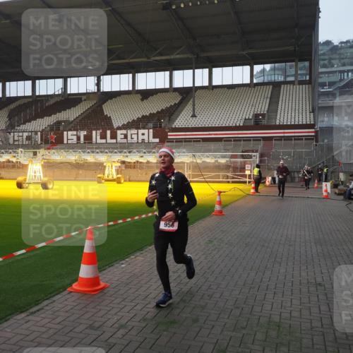 07.12.2025 - St. Pauli X-Mass-Run No. 15 Fabian Wolf http://msf.ph/oto/9370480 07.12.2025 10:03:05 Ziel 177, 442, 443, 885, 918, 936, 943, 956, 1118, 1314, 2505, 3284, 3417 meine-sportfotos.de