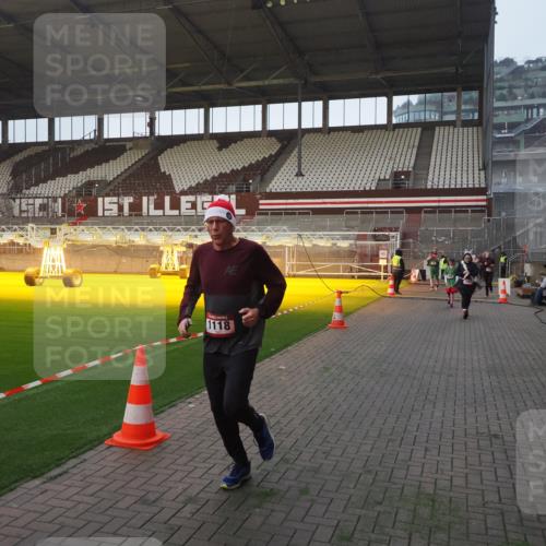 07.12.2025 - St. Pauli X-Mass-Run No. 15 Fabian Wolf http://msf.ph/oto/9370487 07.12.2025 10:03:10 Ziel 177, 442, 443, 460, 936, 943, 956, 963, 965, 1118, 1594, 2505, 2682, 3417 meine-sportfotos.de