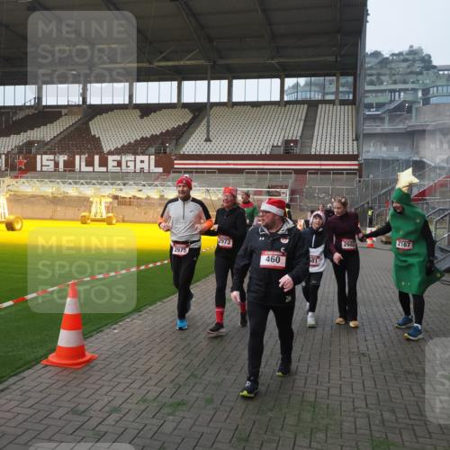 07.12.2025 - St. Pauli X-Mass-Run No. 15 Fabian Wolf http://msf.ph/oto/9370515 07.12.2025 10:03:22 Ziel 460, 963, 965, 1118, 1484, 1486, 1594, 2682, 2973, 2975, 4193, 4239 meine-sportfotos.de