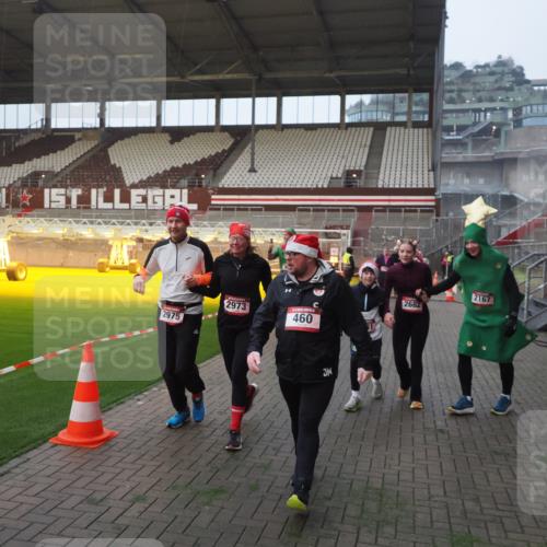 07.12.2025 - St. Pauli X-Mass-Run No. 15 Fabian Wolf http://msf.ph/oto/9370516 07.12.2025 10:03:23 Ziel 460, 963, 965, 1118, 1484, 1486, 1594, 2682, 2973, 2975, 4193, 4239 meine-sportfotos.de