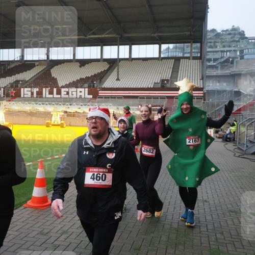 07.12.2025 - St. Pauli X-Mass-Run No. 15 Fabian Wolf http://msf.ph/oto/9370520 07.12.2025 10:03:24 Ziel 460, 963, 965, 1484, 1486, 1594, 2682, 2973, 2975, 4193, 4239 meine-sportfotos.de