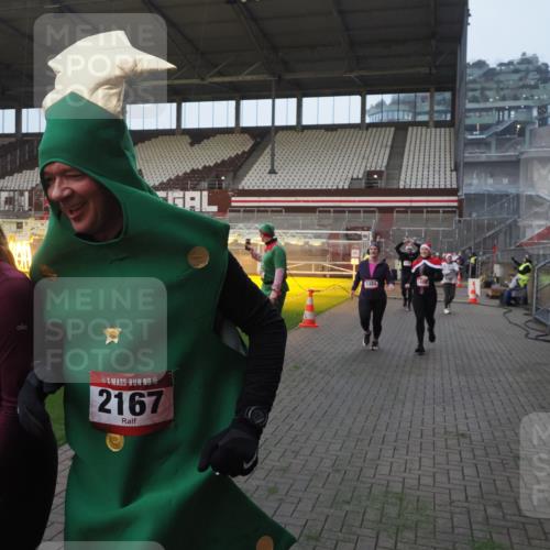 07.12.2025 - St. Pauli X-Mass-Run No. 15 Fabian Wolf http://msf.ph/oto/9370527 07.12.2025 10:03:25 Ziel 460, 963, 965, 984, 1484, 1486, 1594, 2682, 2973, 2975, 4193, 4239 meine-sportfotos.de