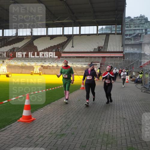 07.12.2025 - St. Pauli X-Mass-Run No. 15 Fabian Wolf http://msf.ph/oto/9370528 07.12.2025 10:03:26 Ziel 358, 460, 963, 965, 984, 1484, 1486, 1594, 2682, 2973, 2975, 4193, 4239 meine-sportfotos.de