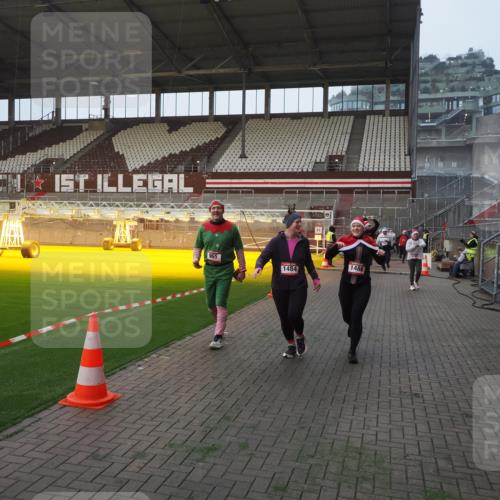 07.12.2025 - St. Pauli X-Mass-Run No. 15 Fabian Wolf http://msf.ph/oto/9370529 07.12.2025 10:03:26 Ziel 358, 460, 963, 965, 984, 1484, 1486, 1594, 2682, 2973, 2975, 4193, 4239 meine-sportfotos.de