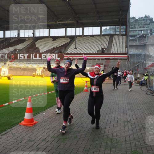 07.12.2025 - St. Pauli X-Mass-Run No. 15 Fabian Wolf http://msf.ph/oto/9370533 07.12.2025 10:03:27 Ziel 358, 460, 963, 965, 984, 1484, 1486, 1888, 2682, 2973, 2975, 4193, 4239 meine-sportfotos.de