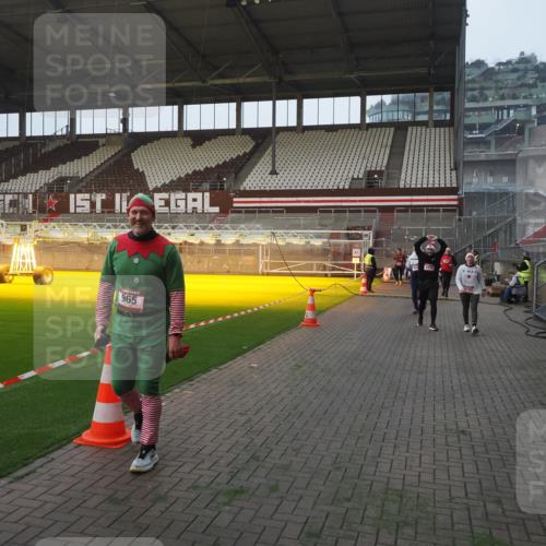 07.12.2025 - St. Pauli X-Mass-Run No. 15 Fabian Wolf http://msf.ph/oto/9370539 07.12.2025 10:03:29 Ziel 358, 460, 965, 984, 1023, 1484, 1486, 1888, 2682, 2973, 2975, 4193, 4239 meine-sportfotos.de