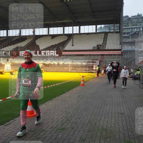 07.12.2025 - St. Pauli X-Mass-Run No. 15 Fabian Wolf http://msf.ph/oto/9370541 07.12.2025 10:03:29 Ziel 358, 460, 965, 984, 1023, 1484, 1486, 1888, 2682, 2973, 2975, 4193, 4239 meine-sportfotos.de