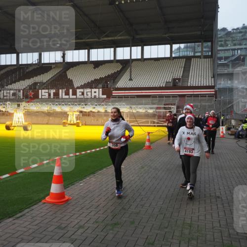07.12.2025 - St. Pauli X-Mass-Run No. 15 Fabian Wolf http://msf.ph/oto/9370549 07.12.2025 10:03:34 Ziel 213, 214, 358, 940, 984, 1023, 1263, 1264, 1484, 1486, 1506, 1888, 2380, 2973, 2975, 3334, 4193, 4239, 4660, 4667, 4679, 4680 meine-sportfotos.de