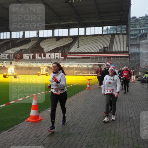 07.12.2025 - St. Pauli X-Mass-Run No. 15 Fabian Wolf http://msf.ph/oto/9370551 07.12.2025 10:03:34 Ziel 213, 214, 358, 940, 984, 1023, 1263, 1264, 1484, 1486, 1506, 1888, 2380, 2973, 2975, 3334, 4193, 4239, 4660, 4667, 4679, 4680 meine-sportfotos.de