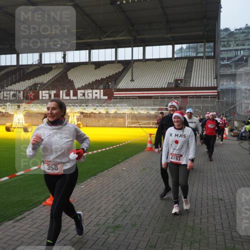 07.12.2025 - St. Pauli X-Mass-Run No. 15 Fabian Wolf http://msf.ph/oto/9370553 07.12.2025 10:03:35 Ziel 213, 214, 358, 940, 984, 1023, 1263, 1264, 1484, 1486, 1506, 1888, 2002, 2380, 3334, 4193, 4239, 4660, 4667, 4679, 4680 meine-sportfotos.de