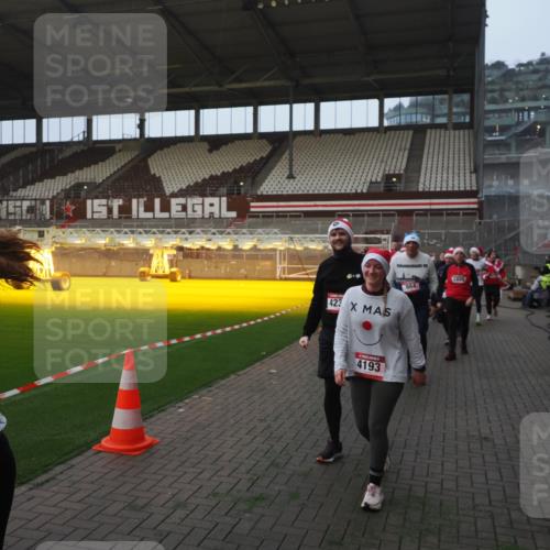 07.12.2025 - St. Pauli X-Mass-Run No. 15 Fabian Wolf http://msf.ph/oto/9370555 07.12.2025 10:03:35 Ziel 213, 214, 358, 940, 984, 1023, 1263, 1264, 1484, 1486, 1506, 1888, 2002, 2380, 3334, 4193, 4239, 4660, 4667, 4679, 4680 meine-sportfotos.de