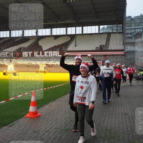 07.12.2025 - St. Pauli X-Mass-Run No. 15 Fabian Wolf http://msf.ph/oto/9370557 07.12.2025 10:03:36 Ziel 213, 214, 358, 940, 984, 1023, 1263, 1264, 1484, 1486, 1506, 1888, 2002, 2380, 3334, 4193, 4239, 4660, 4667, 4679, 4680 meine-sportfotos.de