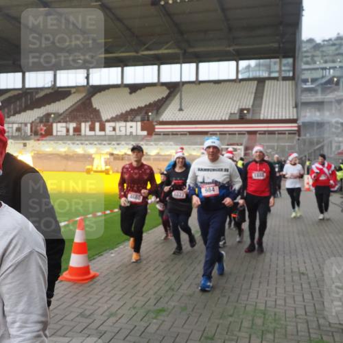 07.12.2025 - St. Pauli X-Mass-Run No. 15 Fabian Wolf http://msf.ph/oto/9370563 07.12.2025 10:03:37 Ziel 185, 213, 214, 358, 940, 984, 1023, 1263, 1264, 1484, 1486, 1506, 1888, 2002, 2366, 2380, 3334, 3734, 4193, 4239, 4660, 4667, 4679, 4680 meine-sportfotos.de