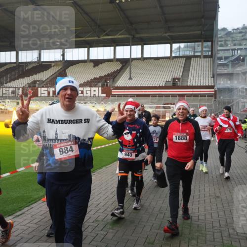 07.12.2025 - St. Pauli X-Mass-Run No. 15 Fabian Wolf http://msf.ph/oto/9370571 07.12.2025 10:03:39 Ziel 185, 213, 214, 358, 399, 940, 984, 1023, 1263, 1264, 1394, 1484, 1486, 1506, 1888, 2002, 2366, 2380, 3334, 3734, 4193, 4239, 4660, 4667, 4679, 4680 meine-sportfotos.de