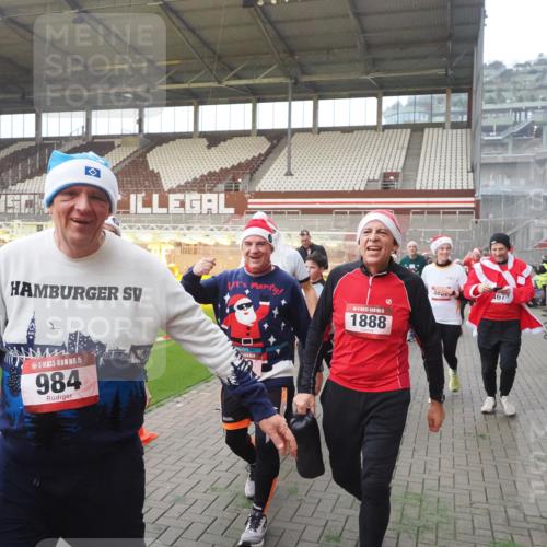 07.12.2025 - St. Pauli X-Mass-Run No. 15 Fabian Wolf http://msf.ph/oto/9370574 07.12.2025 10:03:39 Ziel 185, 213, 214, 358, 399, 940, 984, 1023, 1263, 1264, 1394, 1484, 1486, 1506, 1888, 2002, 2366, 2380, 3334, 3734, 4193, 4239, 4660, 4667, 4679, 4680 meine-sportfotos.de