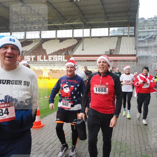 07.12.2025 - St. Pauli X-Mass-Run No. 15 Fabian Wolf http://msf.ph/oto/9370575 07.12.2025 10:03:40 Ziel 185, 213, 214, 358, 399, 940, 984, 1023, 1263, 1264, 1307, 1394, 1425, 1484, 1486, 1506, 1888, 2002, 2366, 2380, 3334, 3734, 4193, 4239, 4660, 4667, 4679, 4680 meine-sportfotos.de