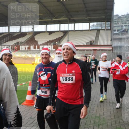 07.12.2025 - St. Pauli X-Mass-Run No. 15 Fabian Wolf http://msf.ph/oto/9370577 07.12.2025 10:03:40 Ziel 185, 213, 214, 358, 399, 940, 984, 1023, 1263, 1264, 1307, 1394, 1425, 1484, 1486, 1506, 1888, 2002, 2366, 2380, 3334, 3734, 4193, 4239, 4660, 4667, 4679, 4680 meine-sportfotos.de
