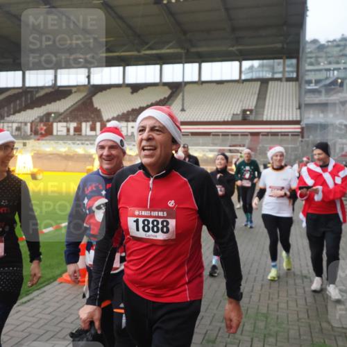 07.12.2025 - St. Pauli X-Mass-Run No. 15 Fabian Wolf http://msf.ph/oto/9370578 07.12.2025 10:03:40 Ziel 185, 213, 214, 358, 399, 940, 984, 1023, 1263, 1264, 1307, 1394, 1425, 1484, 1486, 1506, 1888, 2002, 2366, 2380, 3334, 3734, 4193, 4239, 4660, 4667, 4679, 4680 meine-sportfotos.de