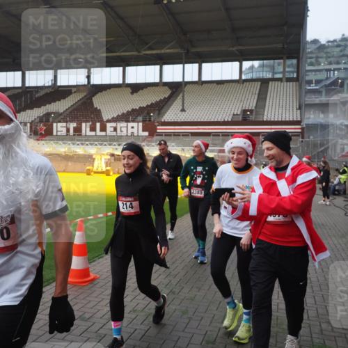 07.12.2025 - St. Pauli X-Mass-Run No. 15 Fabian Wolf http://msf.ph/oto/9370585 07.12.2025 10:03:42 Ziel 185, 213, 214, 358, 399, 940, 984, 1023, 1263, 1264, 1307, 1394, 1425, 1506, 1888, 2002, 2366, 2380, 3334, 3734, 4660, 4667, 4679, 4680 meine-sportfotos.de