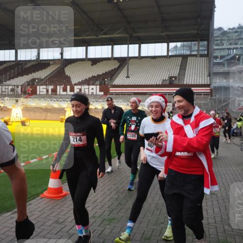 07.12.2025 - St. Pauli X-Mass-Run No. 15 Fabian Wolf http://msf.ph/oto/9370586 07.12.2025 10:03:42 Ziel 185, 213, 214, 358, 399, 940, 984, 1023, 1263, 1264, 1307, 1394, 1425, 1506, 1888, 2002, 2366, 2380, 3334, 3734, 4660, 4667, 4679, 4680 meine-sportfotos.de