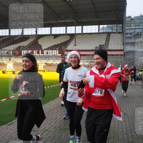 07.12.2025 - St. Pauli X-Mass-Run No. 15 Fabian Wolf http://msf.ph/oto/9370588 07.12.2025 10:03:42 Ziel 185, 213, 214, 358, 399, 940, 984, 1023, 1263, 1264, 1307, 1394, 1425, 1506, 1888, 2002, 2366, 2380, 3334, 3734, 4660, 4667, 4679, 4680 meine-sportfotos.de