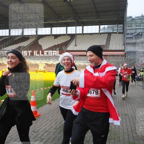 07.12.2025 - St. Pauli X-Mass-Run No. 15 Fabian Wolf http://msf.ph/oto/9370589 07.12.2025 10:03:42 Ziel 185, 213, 214, 358, 399, 940, 984, 1023, 1263, 1264, 1307, 1394, 1425, 1506, 1888, 2002, 2366, 2380, 3334, 3734, 4660, 4667, 4679, 4680 meine-sportfotos.de