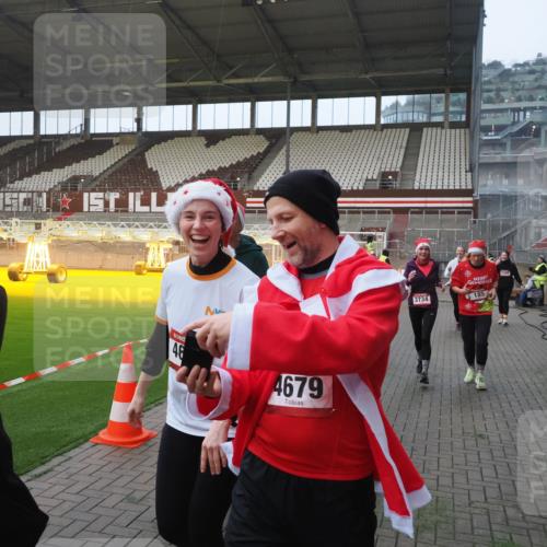 07.12.2025 - St. Pauli X-Mass-Run No. 15 Fabian Wolf http://msf.ph/oto/9370590 07.12.2025 10:03:43 Ziel 185, 213, 214, 358, 399, 940, 984, 1023, 1263, 1264, 1307, 1394, 1425, 1506, 1888, 2002, 2366, 2380, 3334, 3734, 4660, 4667, 4679, 4680 meine-sportfotos.de