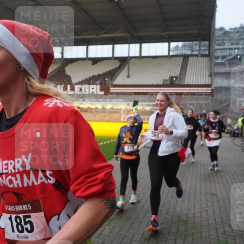 07.12.2025 - St. Pauli X-Mass-Run No. 15 Fabian Wolf http://msf.ph/oto/9370604 07.12.2025 10:03:46 Ziel 185, 213, 214, 358, 399, 940, 1023, 1263, 1264, 1307, 1394, 1425, 1506, 1888, 2002, 2366, 2380, 3334, 3734, 4660, 4667, 4679, 4680 meine-sportfotos.de